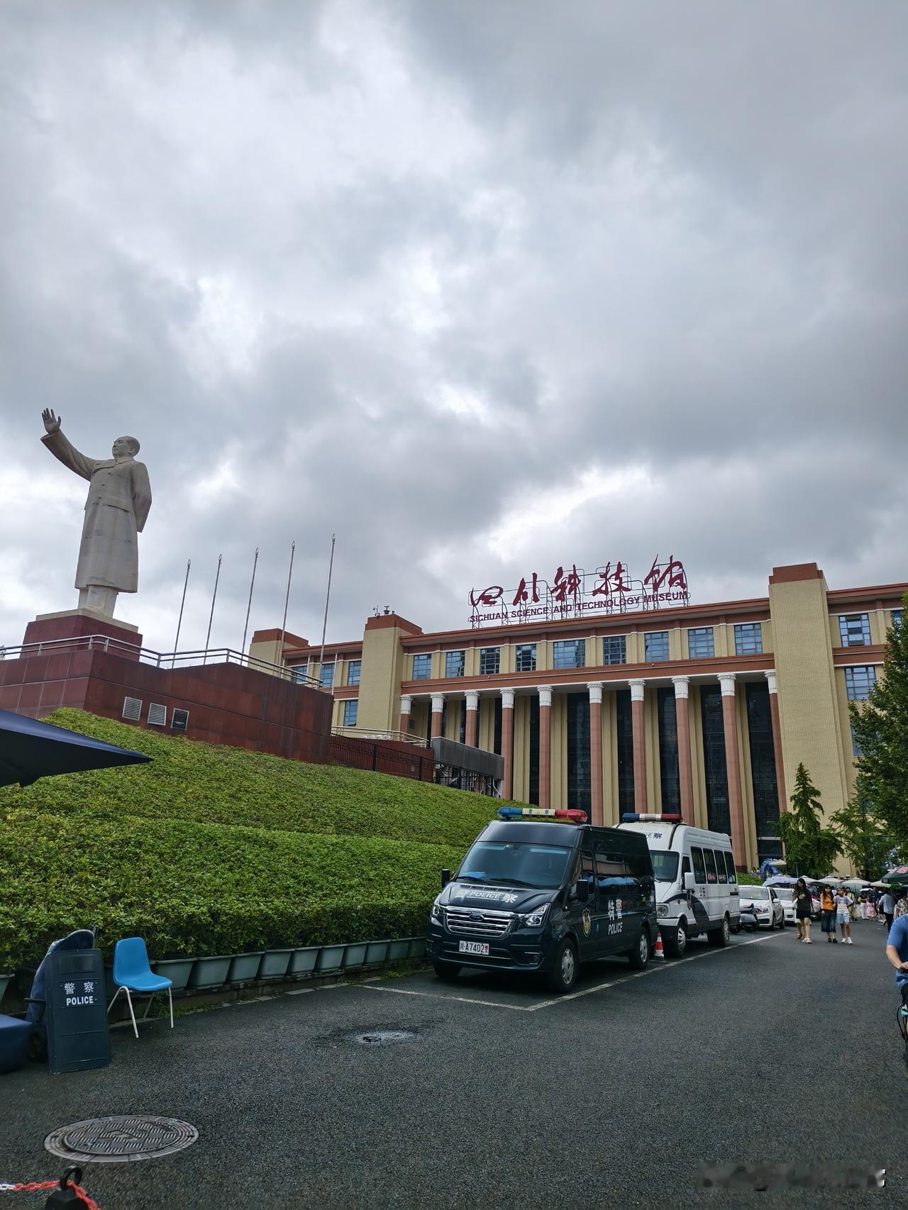 我现在有一件事非常后悔，昨天去医院看病，等候区的位置全部都坐满了，我们由于去的早