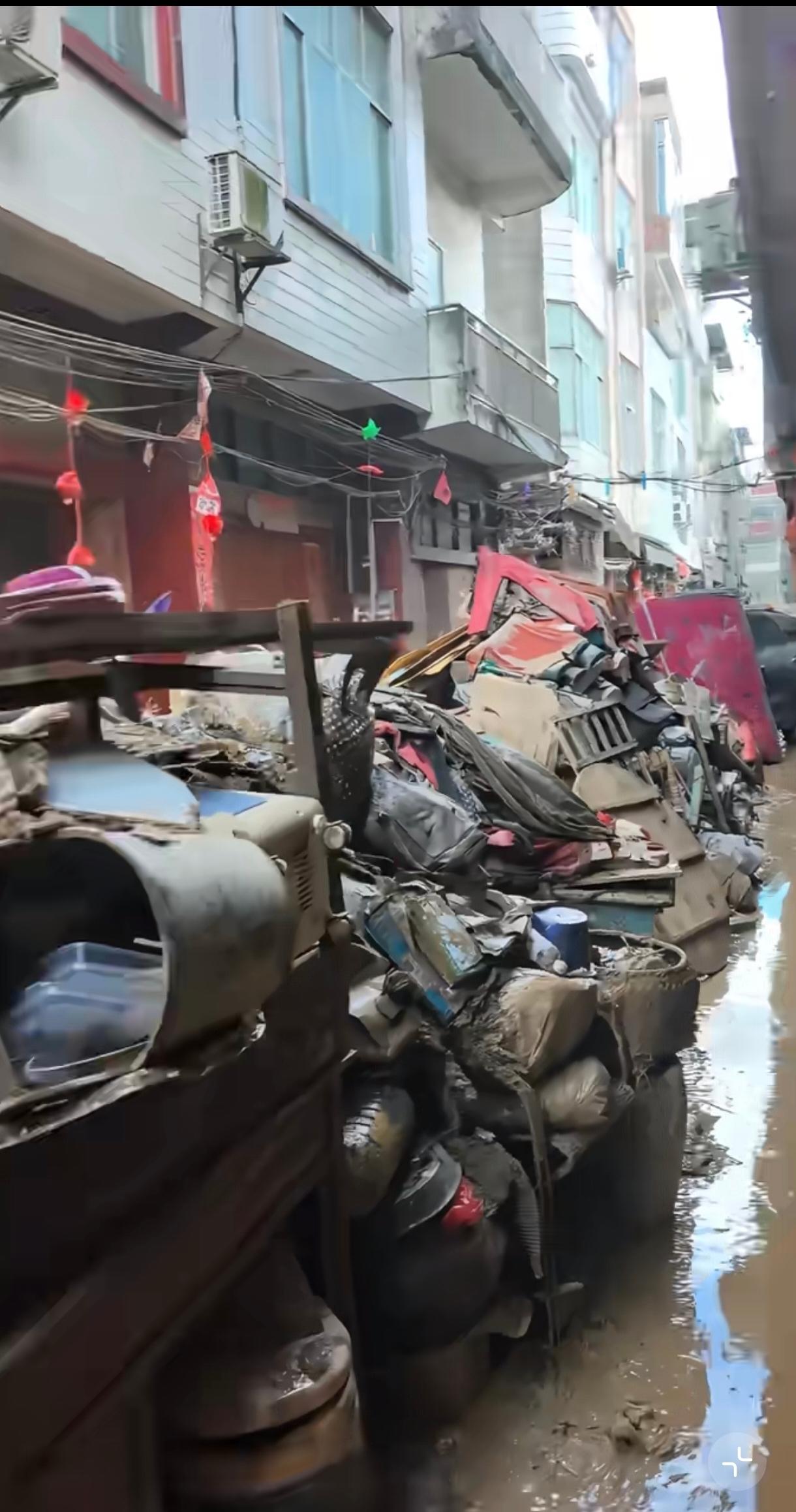 水火无情，一楼底层损失巨大，老祖宗建骑楼是有道理的。想问下这种情况不会搬迁，还继