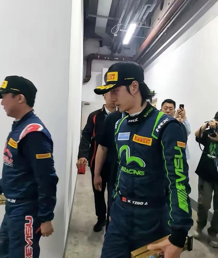 王一博母亲节陪妈妈被拍到了！这娃跟老妈贴贴抱抱超自然，聊着天笑得见牙不见眼，