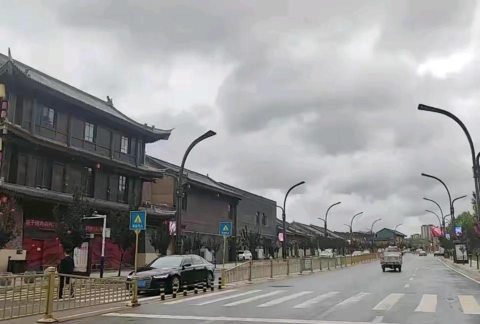 延安红街在这样的旅游季节却异常冷清，就明显不正常了。这是万达集团在2019年投