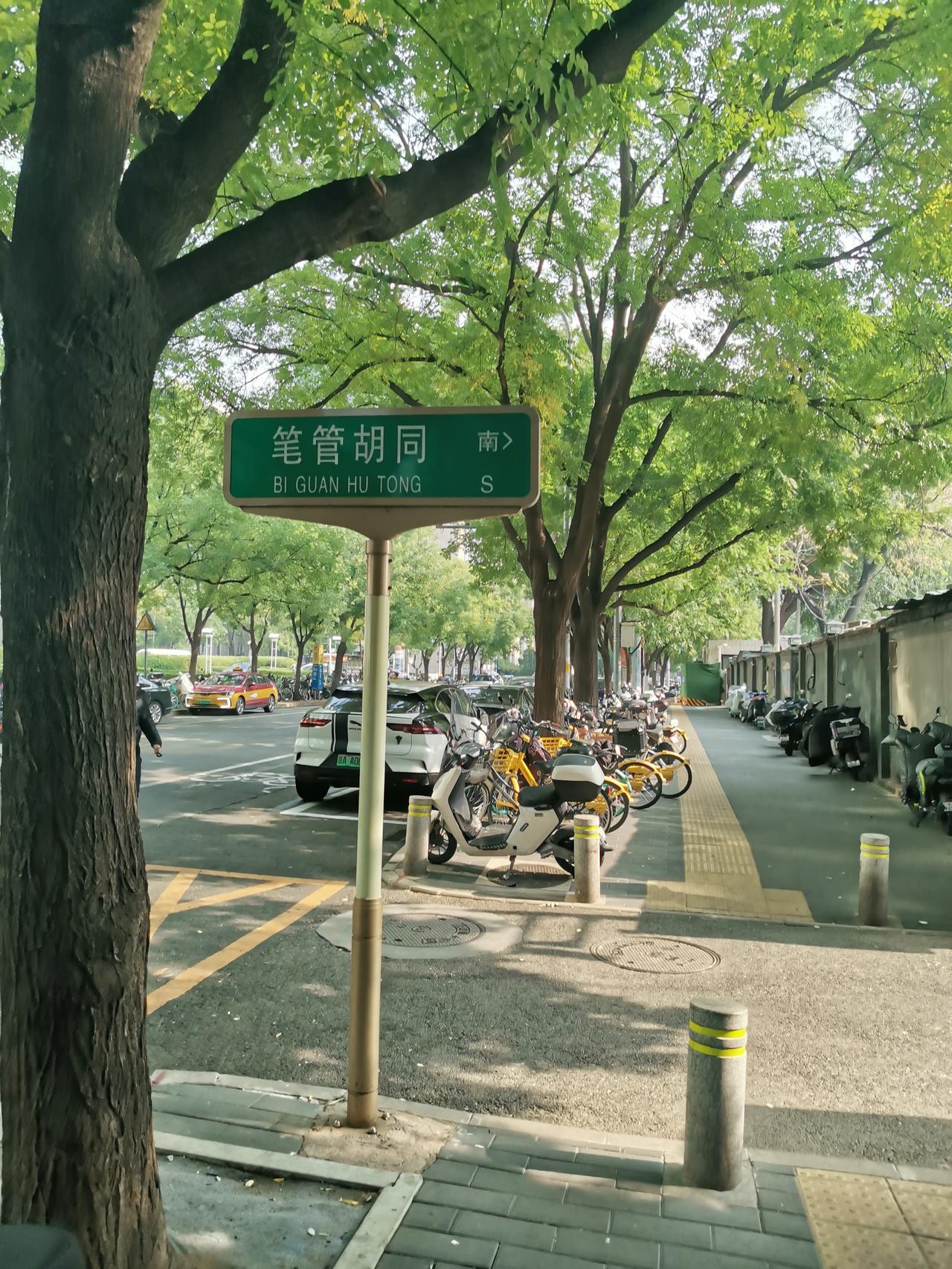 在北京的胡同里转转，总有意想不到的收获，原来走进去便是闹市口大街，一抬头高楼大厦