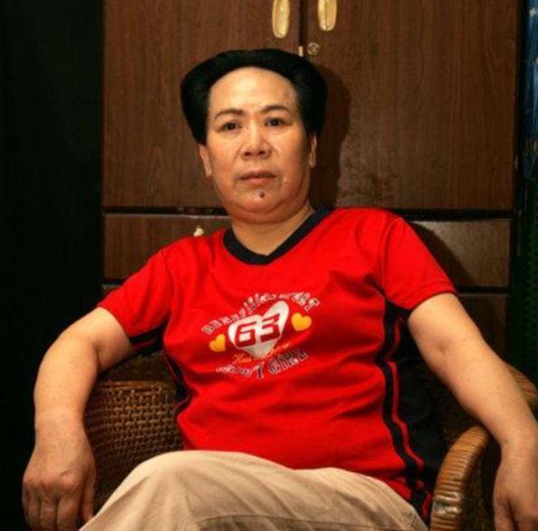 陈燕因长相与毛主席酷似，而踏上了扮演毛主席的道路，她的丈夫却对这一举动敬而远之。