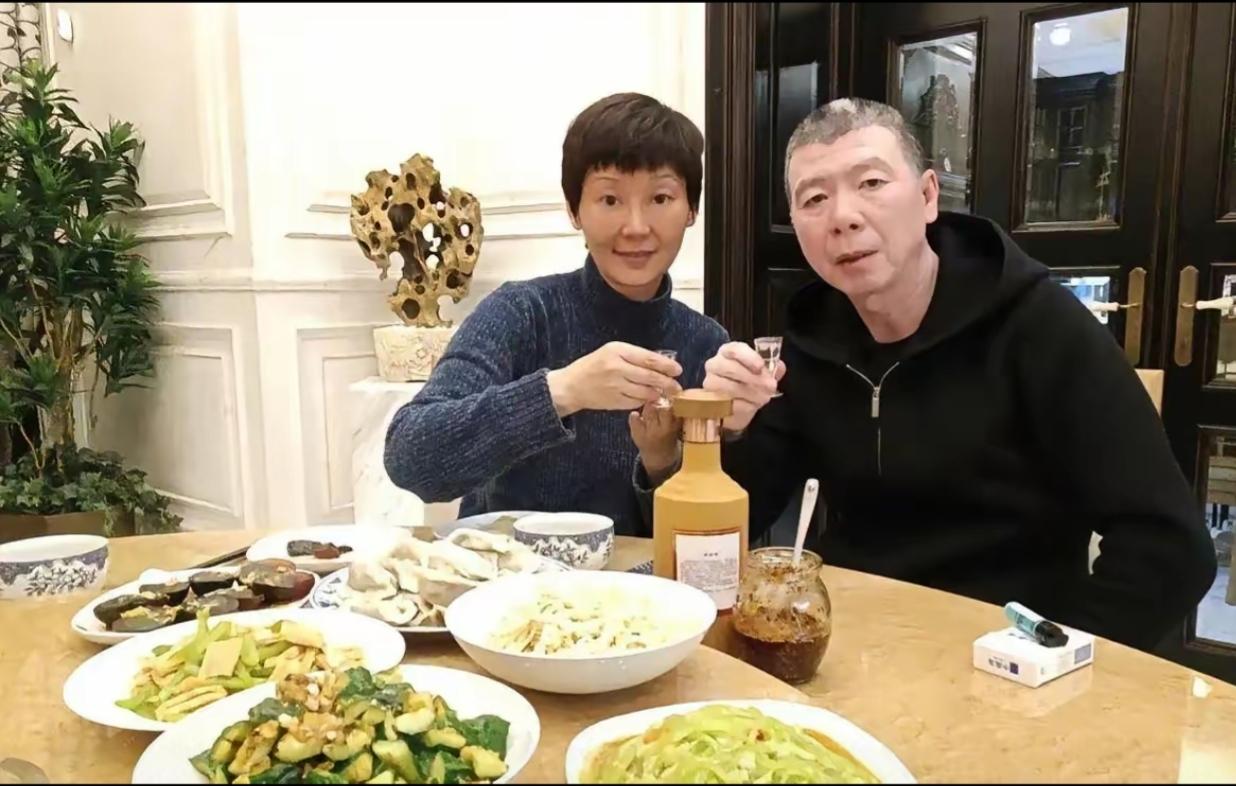 冯小刚徐帆俩吃的还是很清淡的，能够单独在一起喝口小酒的夫妻说明彼此很恩爱。