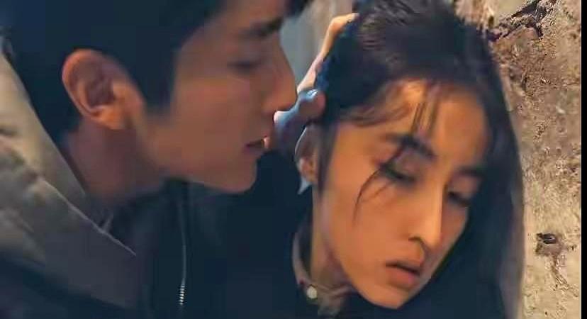 翻拍的《秋雪漫过的冬天》一上线就吵翻天。张子枫被吐槽全程“苦瓜脸”，跟赵