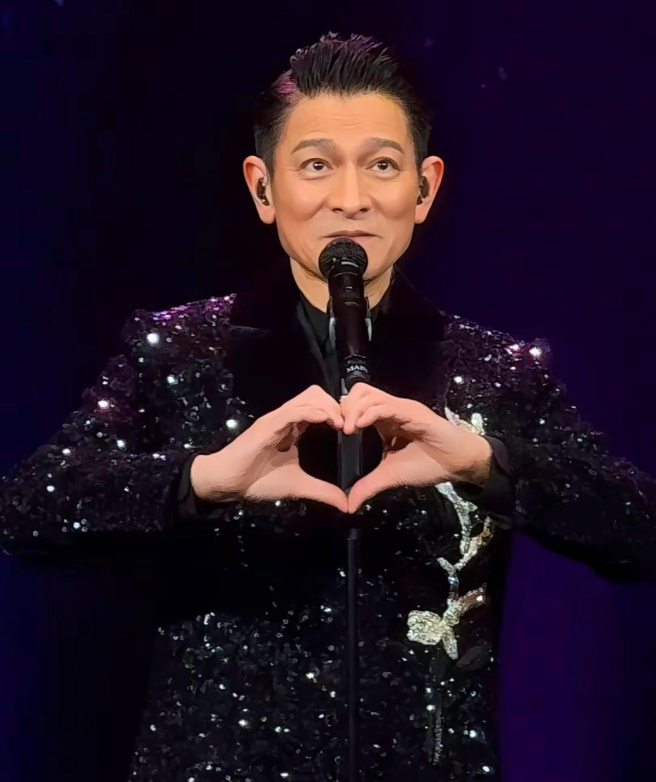 以后坚决不看刘德华演唱会了！不是唱得不好，而是他实在莫名其妙。8200万