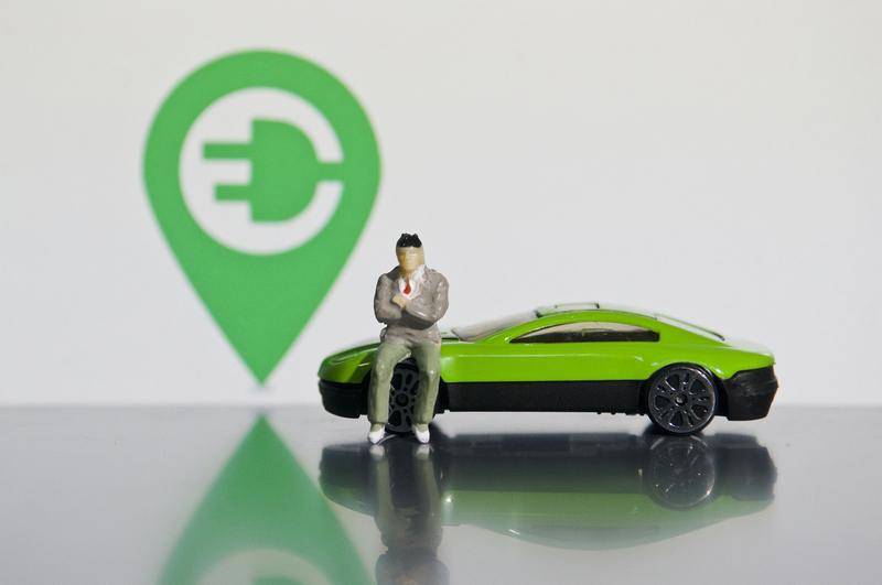 选新能源车还是燃油车，得看个人需求。要是你经常长途驾驶，那燃油车更合适。它续航