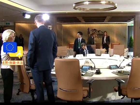 日本首相石破茂在G7峰会上非常尴尬的一幕！当时他坐在椅子上突然盯着地板看了足
