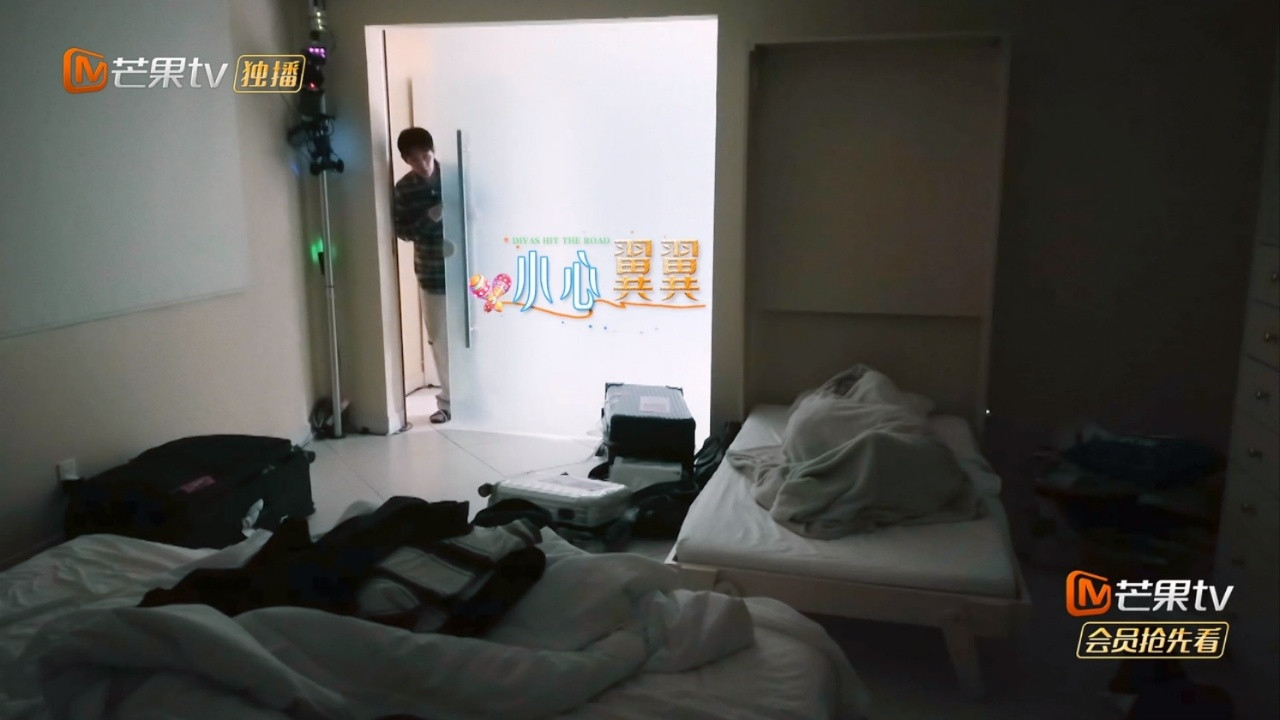 怕吵到弟弟睡觉这里也是进门的时候还能看到穿的是拖鞋走到卫生间这边已经光脚了