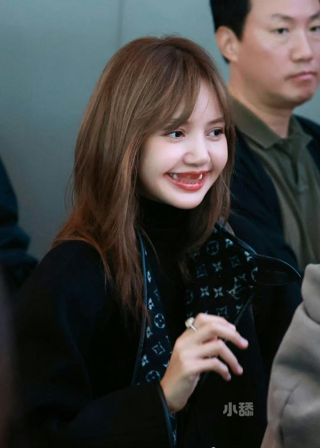 Lisa素颜机场图这状态也太好了吧，Lisa真的是天生丽质​​​