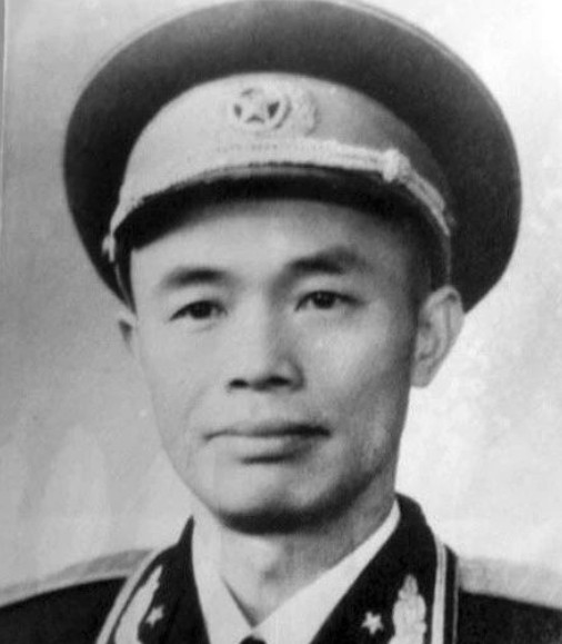 1984年，开国少将钟伟病重住院，大将黄克诚去看他。聊天时，黄克诚问钟伟，老家还