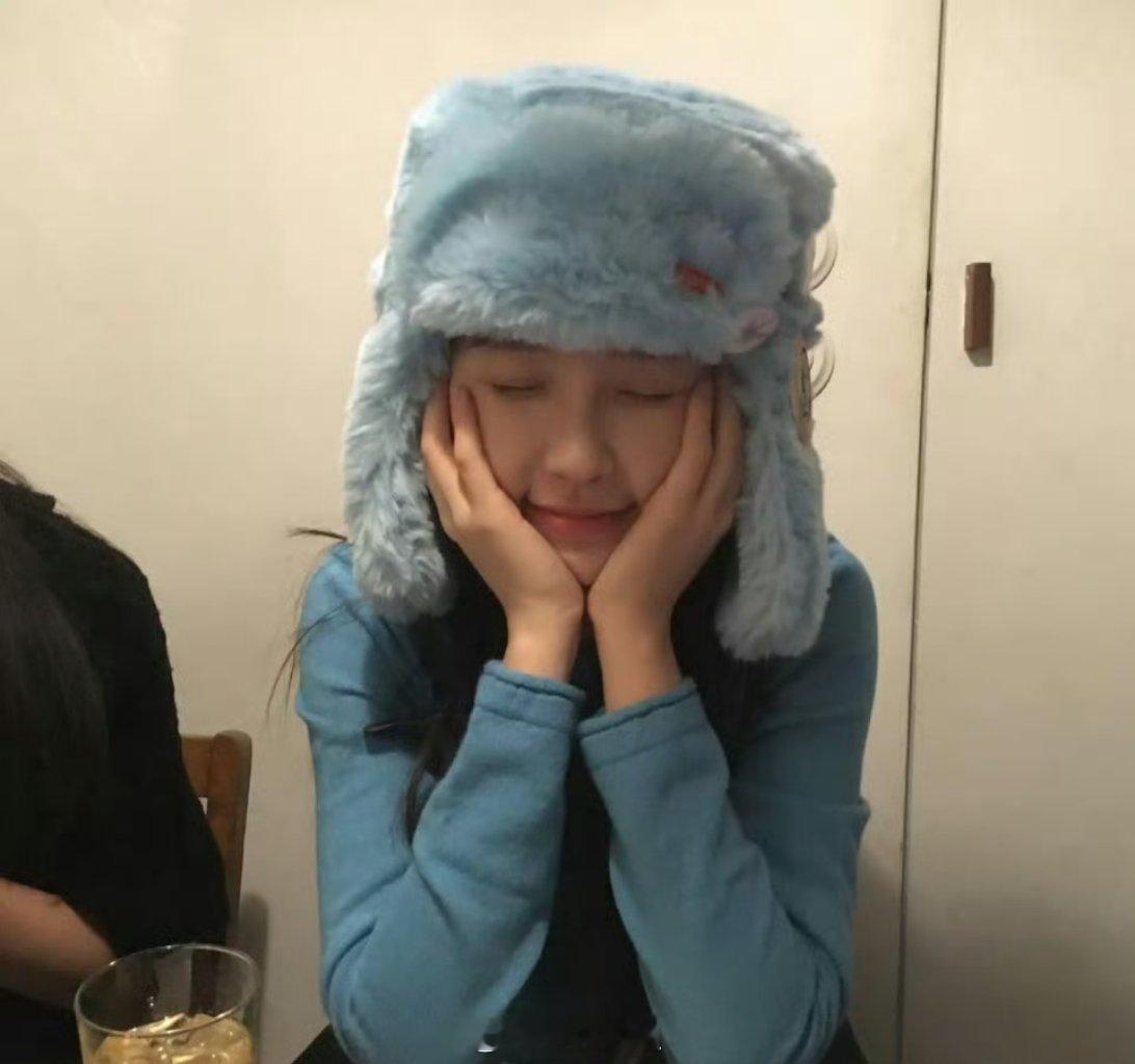 一起来看看今日份虞书欣的营业照，一如既往走的是可爱卖萌的风格啊，客观评价一下，这