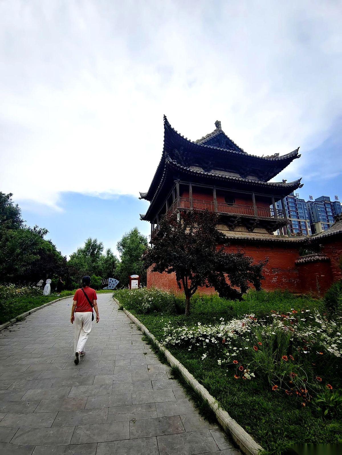 我发誓，我是开车几百公里来陵川避暑的。结果呢？我好像只是到了郑州的哪个“深山