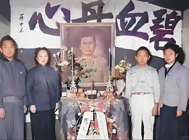 1949年，国军中将邱清泉战死后，他的妻子叶蕤君来不及哀痛就慌不迭地带着孩子们南