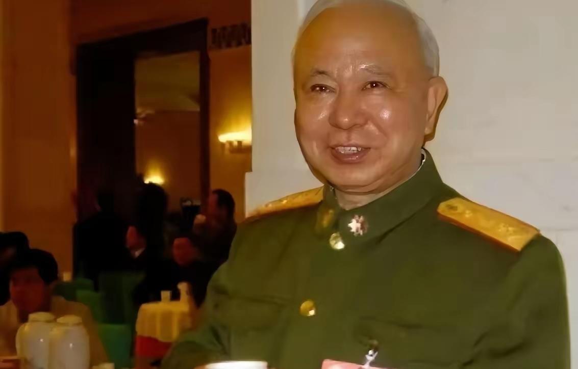 1995年，成都军区司令员隗福临的两名警卫员，穿便装外出采购。路见地痞围殴农妇，