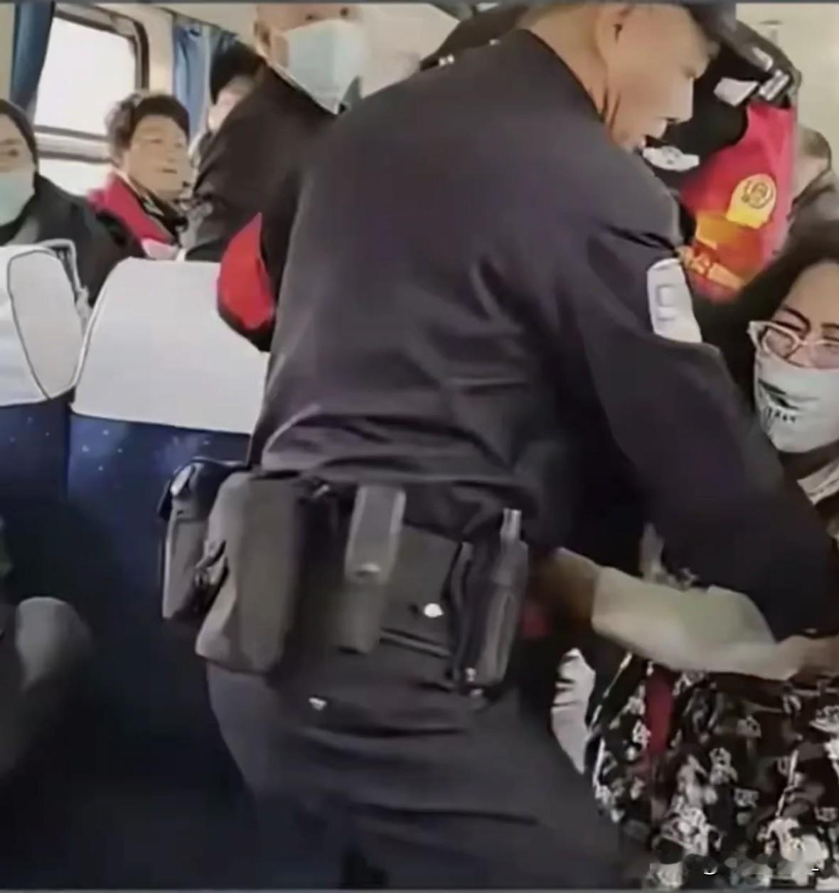 这事你们听说了没有？列车上，这次乘警干得漂亮，乘客们纷纷鼓掌。15岁女孩攥着