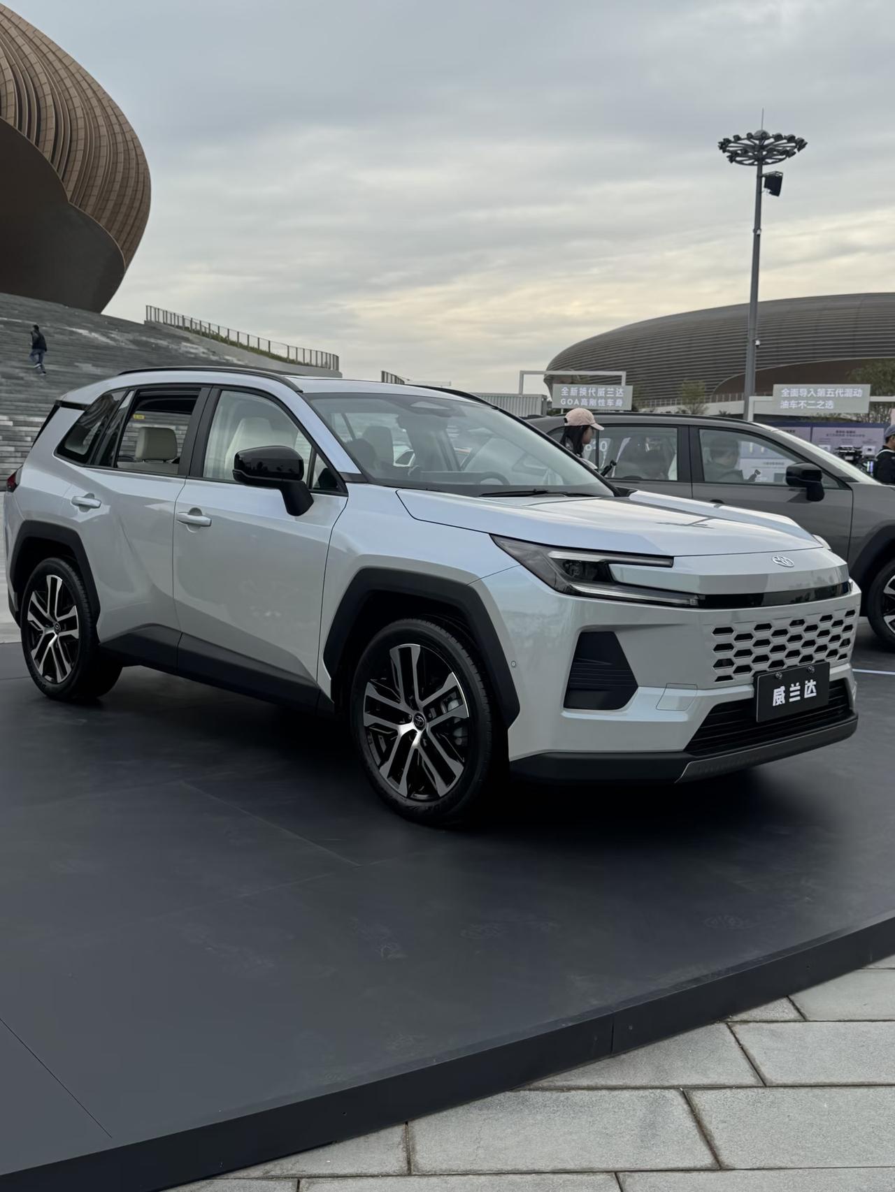 26款威兰达敢定这个价格，只能说是国内的日系粉还是太多了，一个轴距连两米七都不到