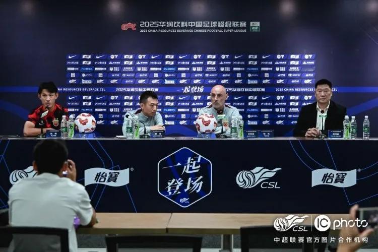 申花会给海港机会吗？会让王燊超的预言实现吗？昨天海港主帅穆斯卡特携王燊超参加了赛