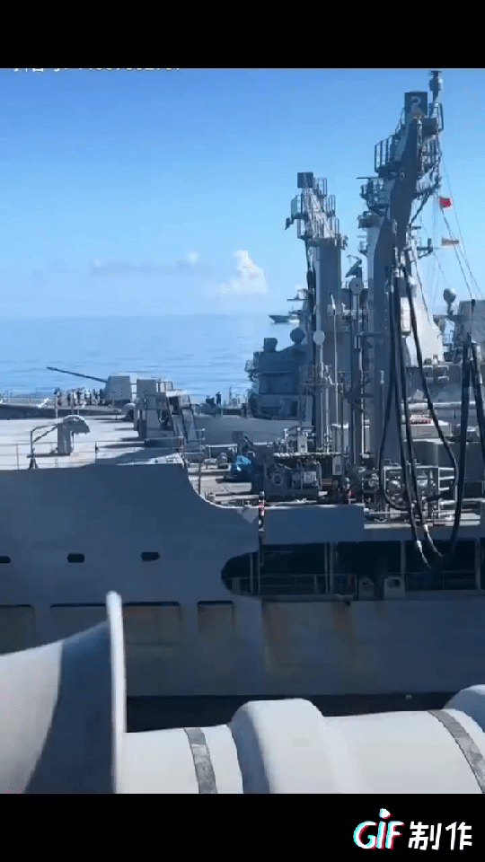 美国军舰在补给点补给时被突然出现的大国军舰吓坏了，此时正在补给的军舰毫无战斗力，