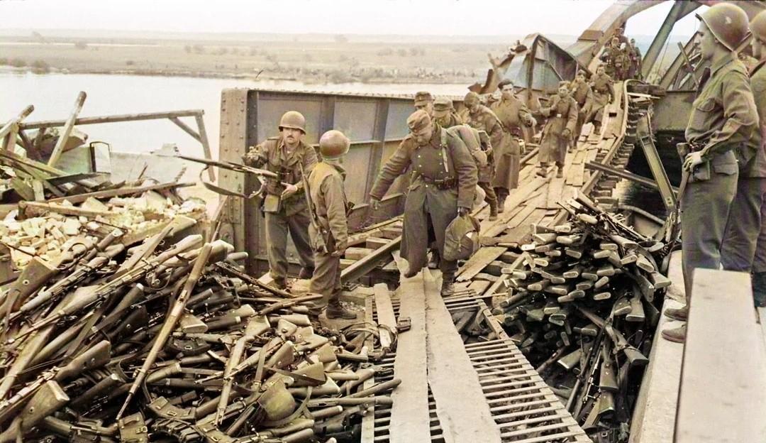 1945年5月德国唐格明德，德国士兵为了不被苏联士兵抓住，宁愿冒着生命也要向美军