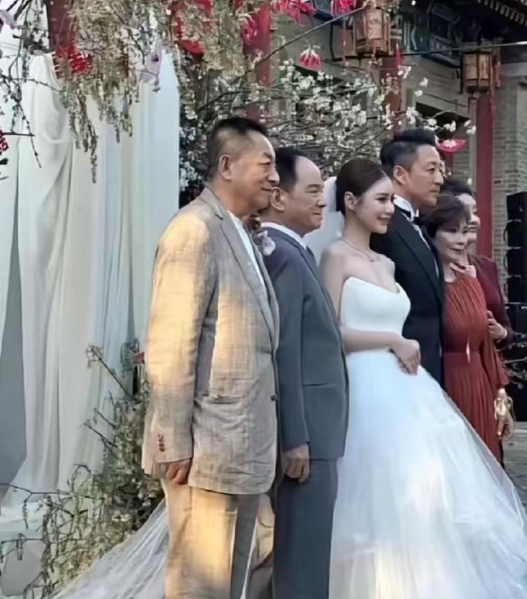 汪小菲的这张婚礼全家福特别有意思，你们发现没，他们的排位和别人的完全不同。一般