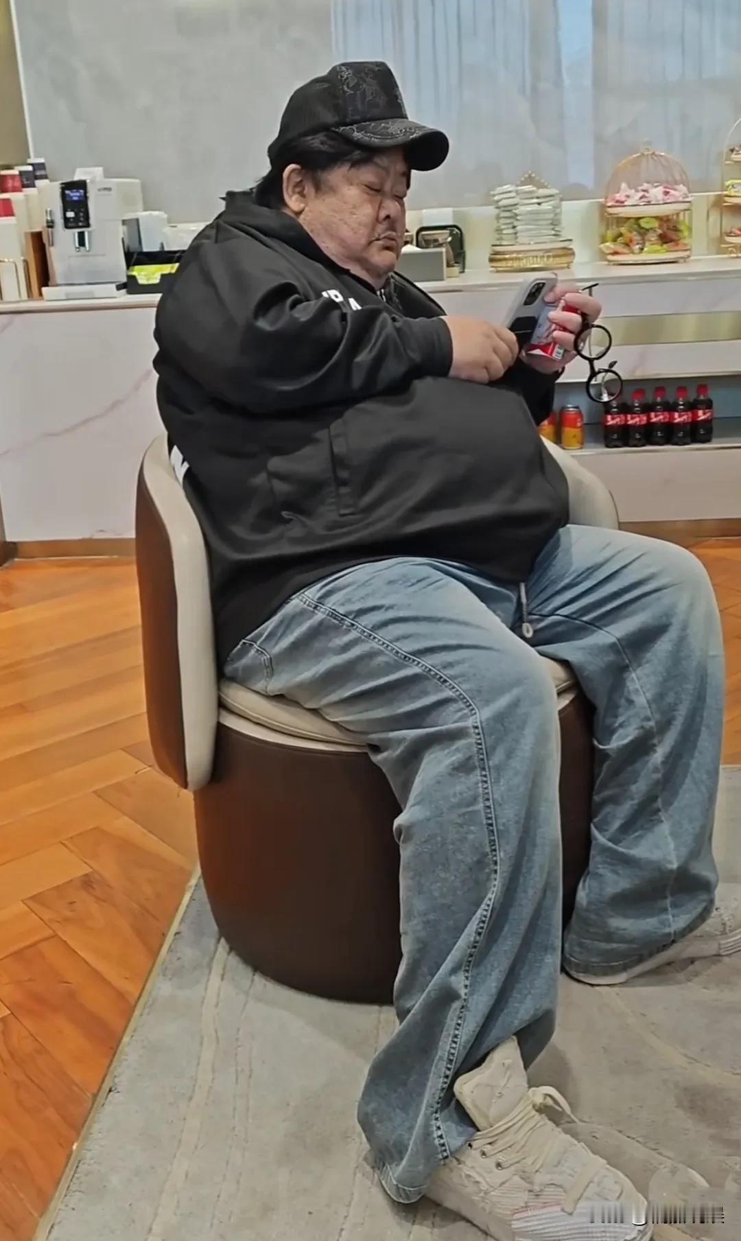 港星林雪现身天津探亲，这位周星驰电影的金牌配角，如今的外形和身体状态，看着健康堪