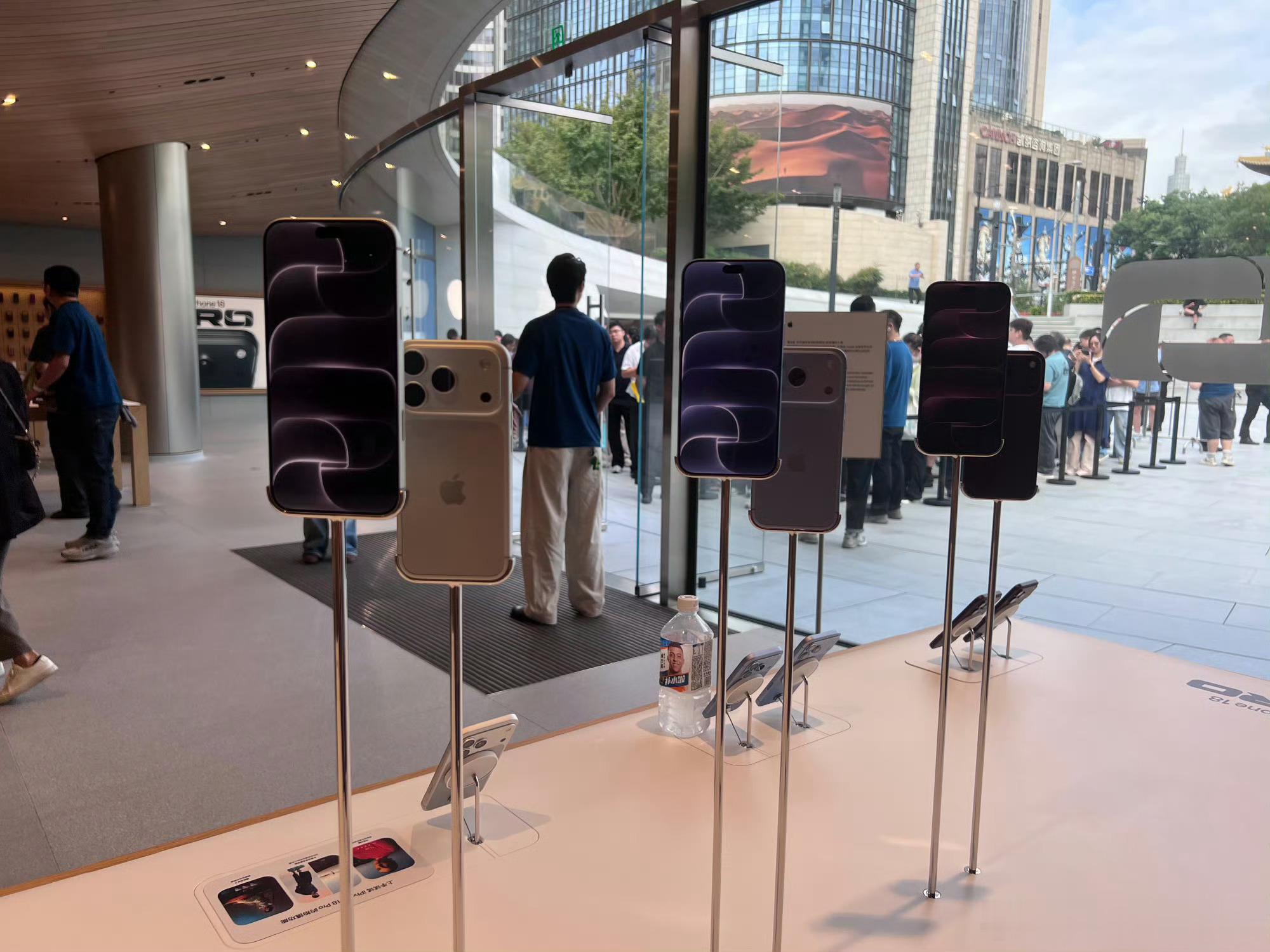 iPhone18Pro系列正式发售勃艮第酒红依旧是顶流，ProMax热门版本还