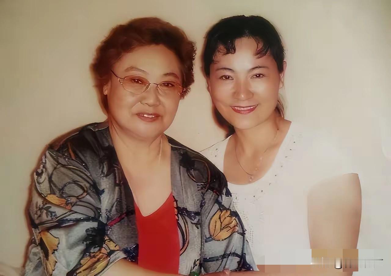 照片中的郭兰英侄女郭世珍，和姑姑一样容貌出众，眉清目秀、五官端庄秀气。她不但人