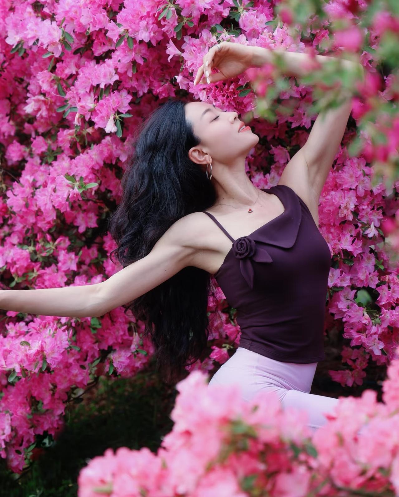 风掠过枝头时，我知道，这世界本该是明媚的。庭院里的杜鹃开得盛大又灿烂，层层