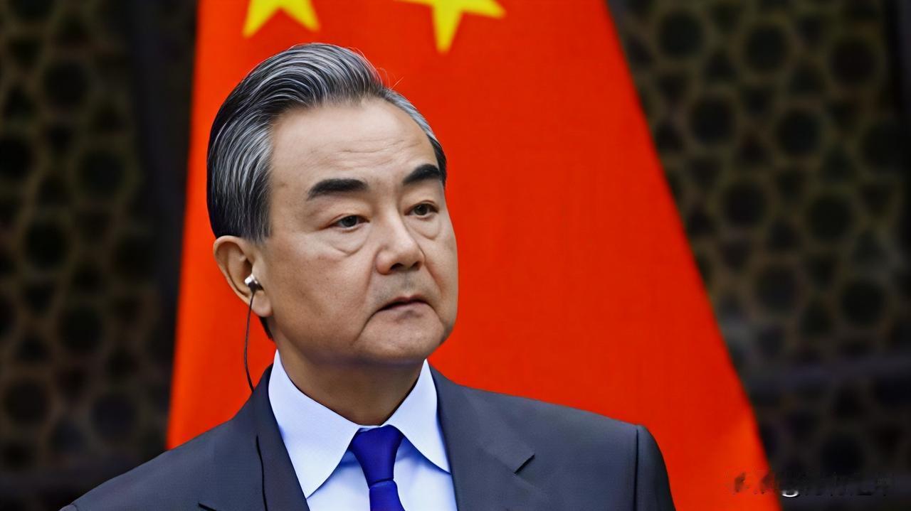 美航母舰队进战位，委电话打到北京，救不救马杜罗？王毅斩钉截铁美国对委内瑞拉发