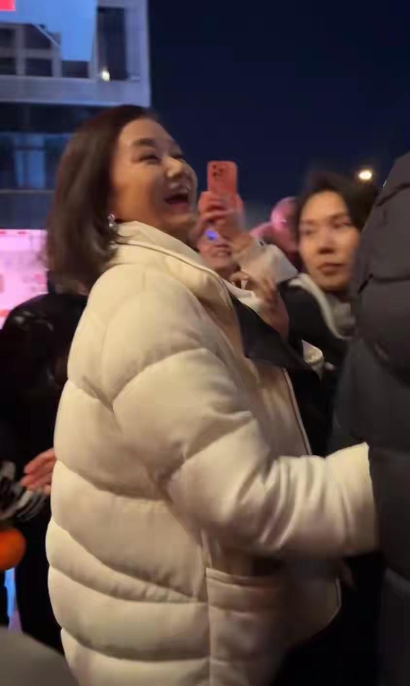 近日，歌唱家宋祖英现身梅兰芳大剧院观看演出，一袭简约大气的白色羽绒服穿搭，瞬间吸