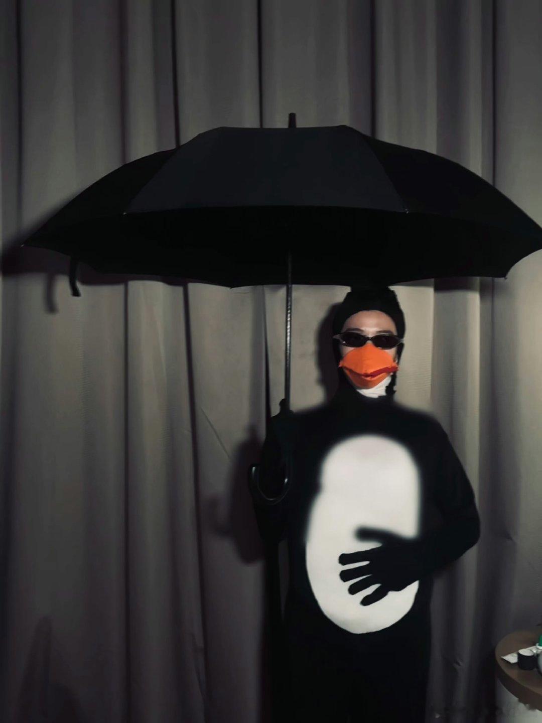 卢昱晓cos高雅企鹅表情包卢昱晓好抽象的cos，怎么也没想到她会cos这个哈哈