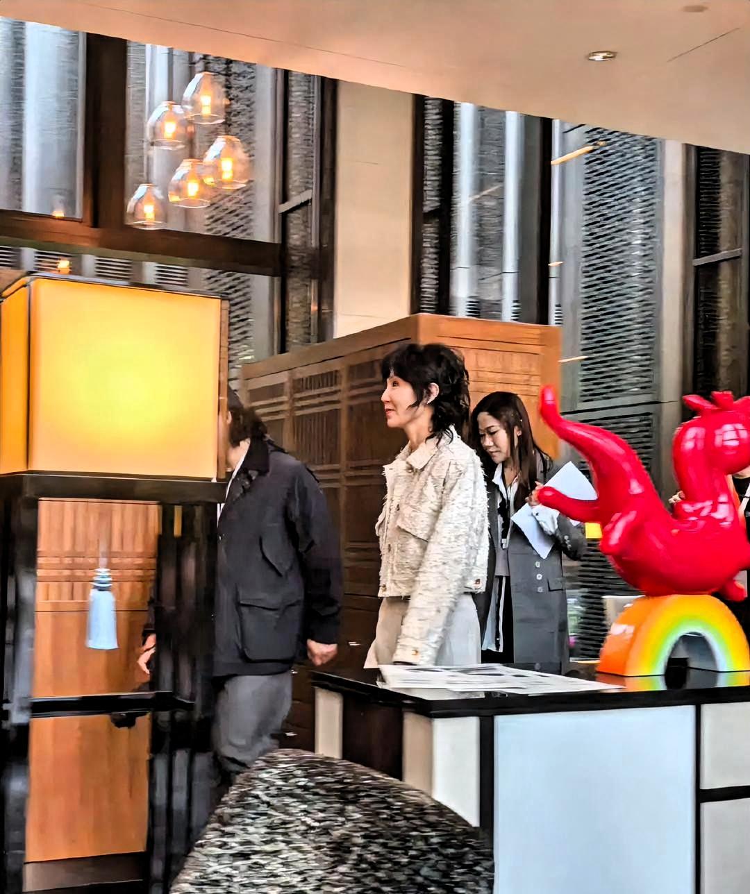 全网蹲了三个月张曼玉上浪姐，名单出来没有她。今天她现身北京王府井，给自己代言的超