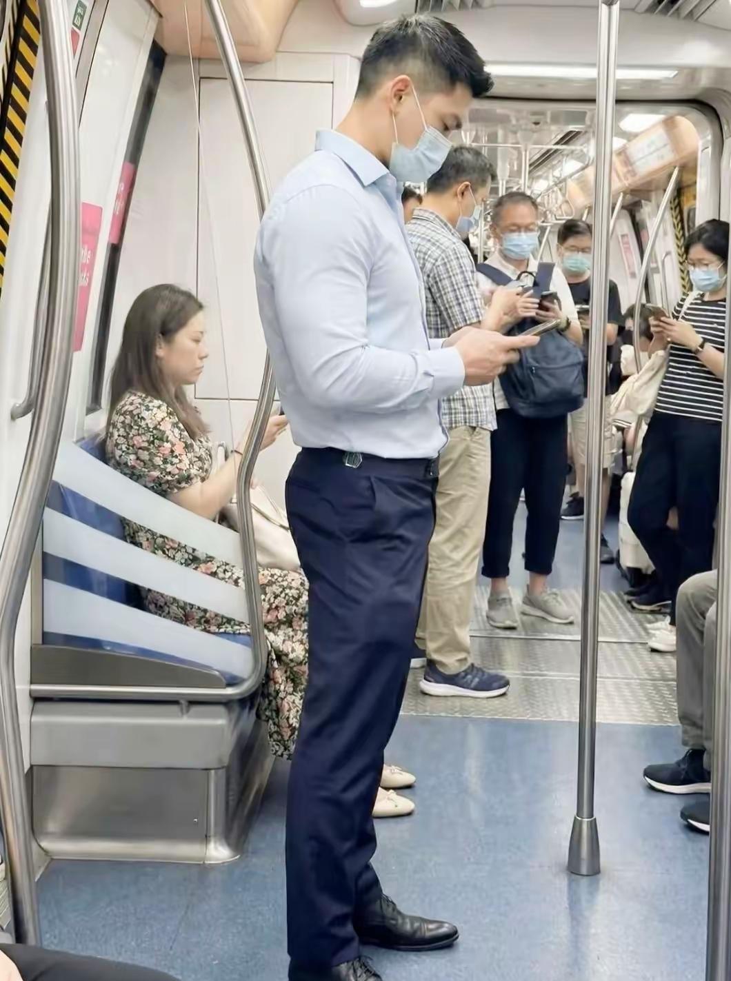 地铁上偶遇一位正装帅哥，一看就是一位挺讲究的人，肯定是一位在大公司写字楼上班的行