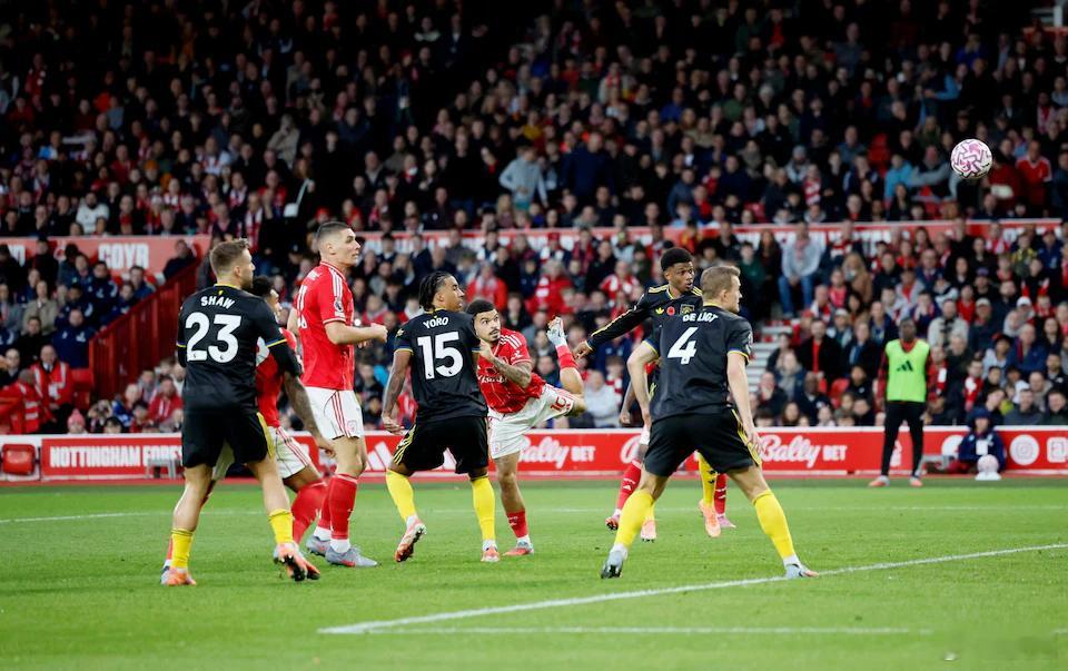 诺丁汉森林vs曼联曼联在英超实时积分榜第二的位置坐了也就不到半个小时，又被打回