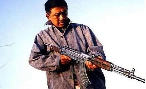 “我宁可重拍，也不会让他得逞！”2000年，导演陈国军筹拍《末路1997》，没想