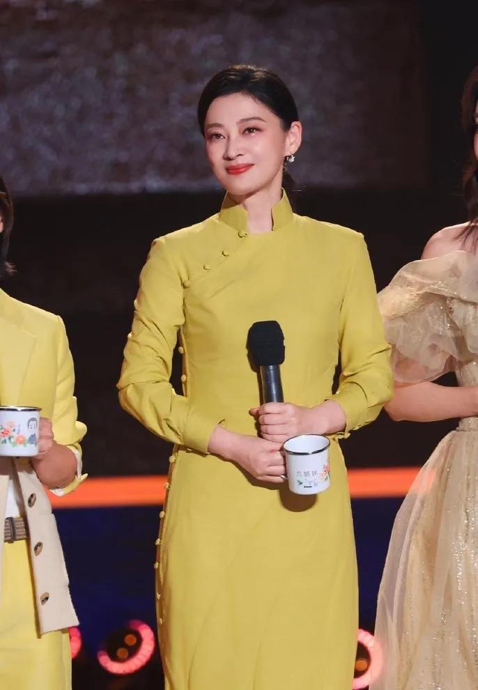50岁梅婷瘦身后大变样！穿黄色旗袍优雅大气，状态好到不像同龄人50岁的梅婷