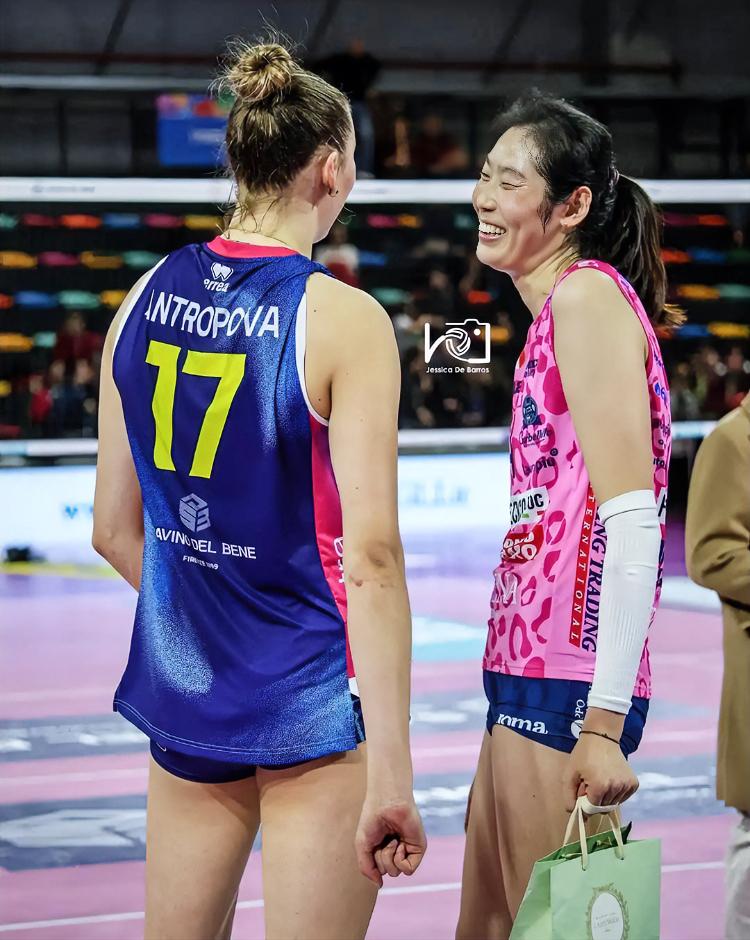 朱婷：安妹呀，又遇上了哈！！安娃：婷姐呀，为了遇上你，我老拼了！朱婷：你长大