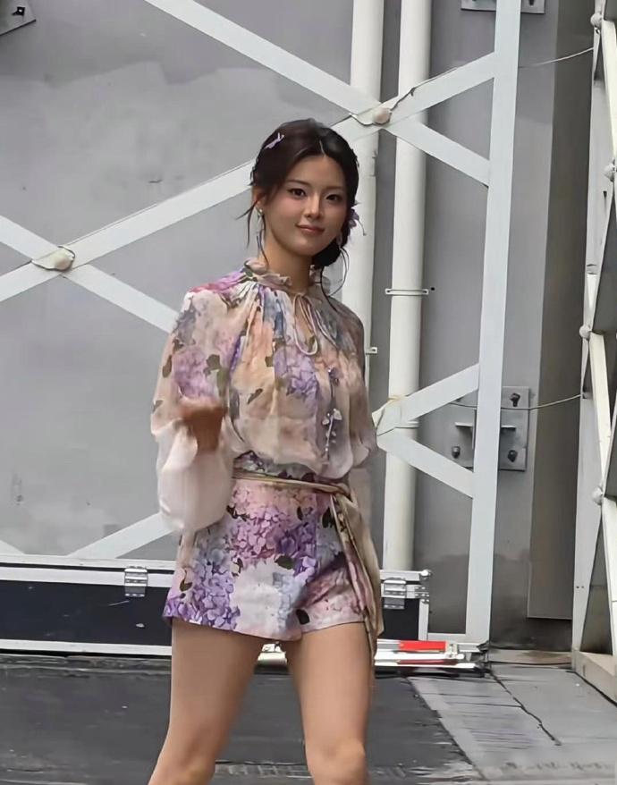 看来小花真是驾驭不了“大花”的造型啊，超越妹妹瞬间老了10岁！​​​