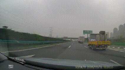 “这责任算谁的？”3月31日，安徽一网友分享自己在某高速路段发生的一起交通事故，