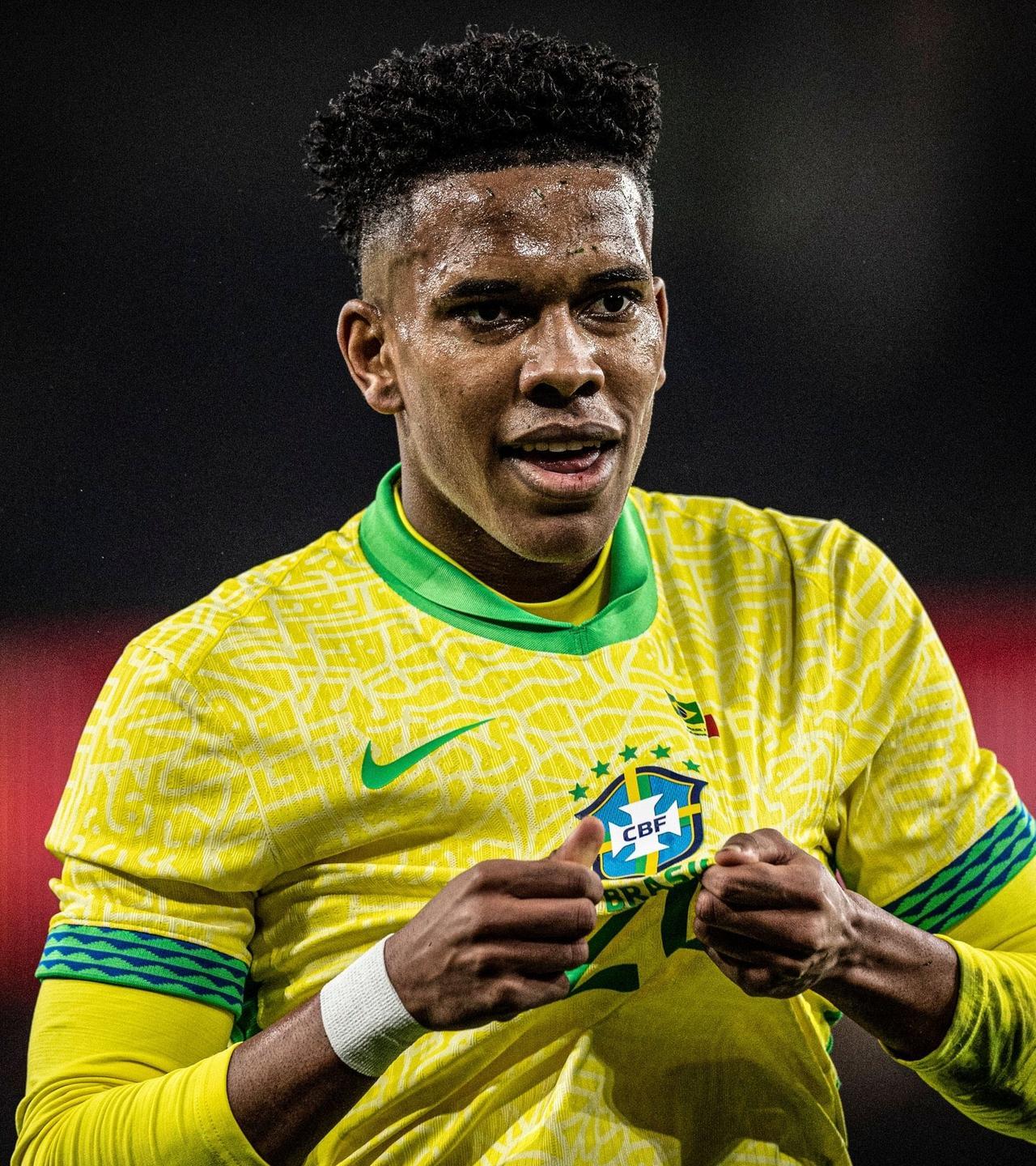 巴西的艾斯特旺，将会闪耀2026美加墨世界杯，从而成为巴西一哥。从此，内马尔成为