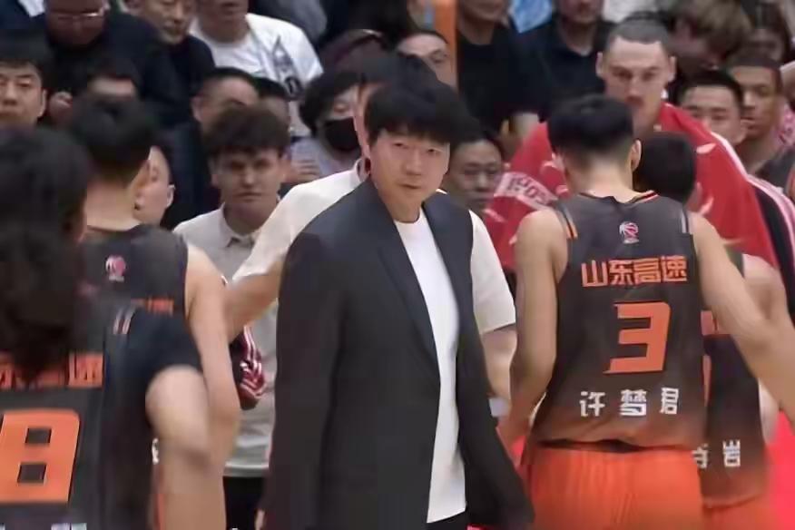 邱彪执教的山东男篮最遭人诟病的就是把山东队的强硬风格改没了。强调整体，什么都想要