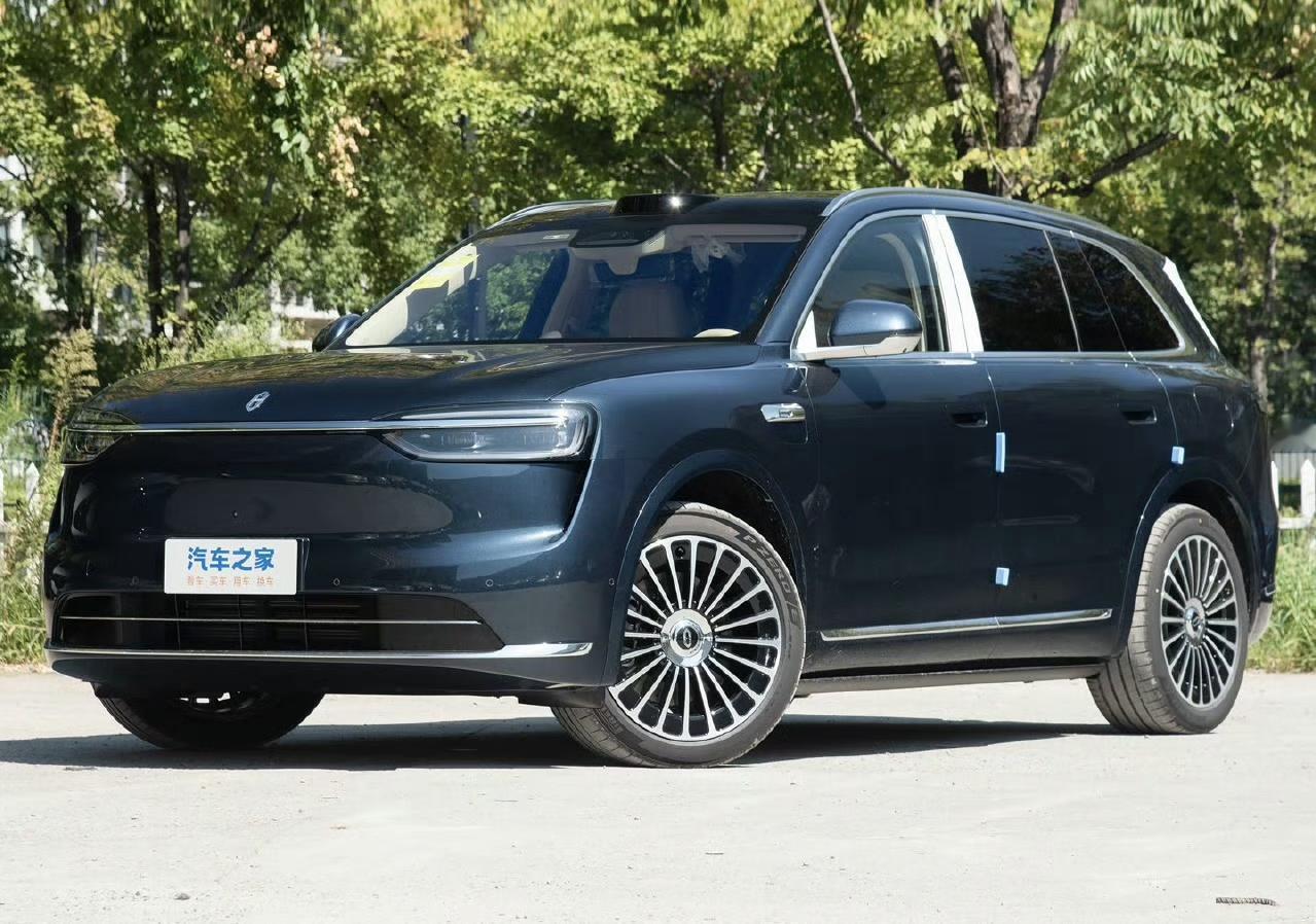 魏牌蓝山和问界M7都是中大型SUV里的热门选手。价格上，问界M724.98万起