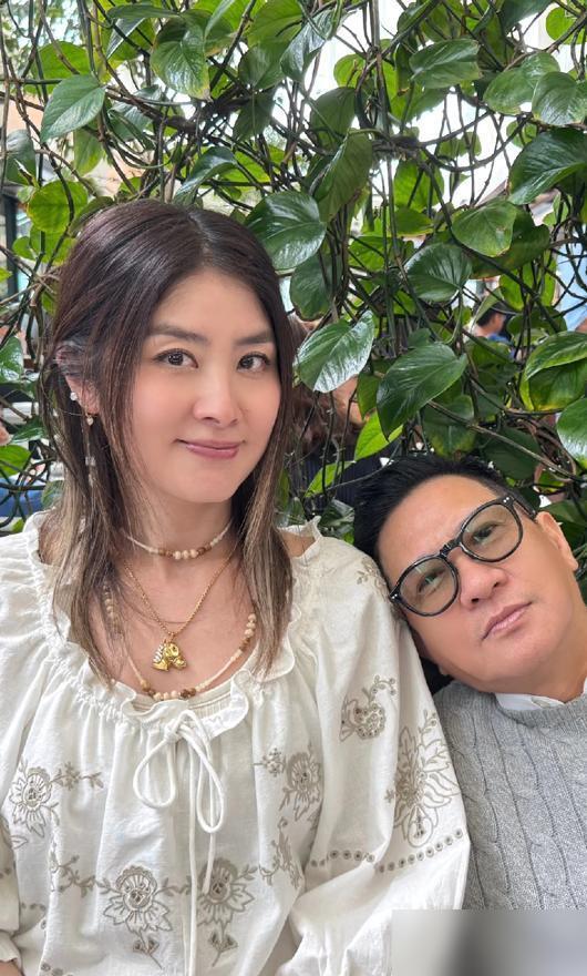 张家辉刚从新加坡回港就直奔陈慧琳饭局，合影时脑袋一歪靠在陈慧琳肩头，全网瞬间炸开