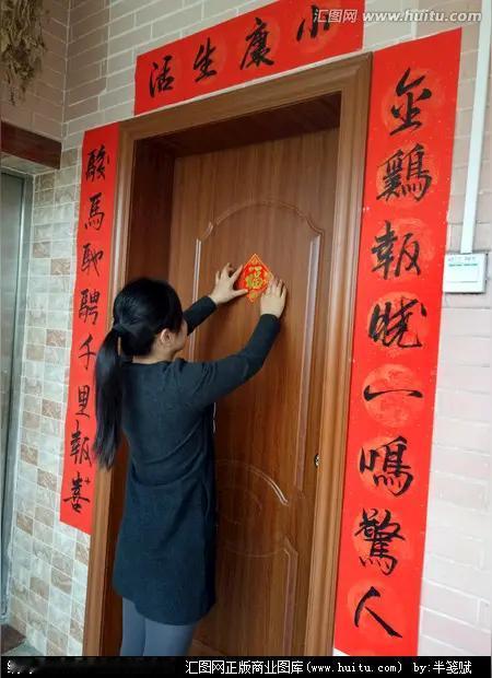 贴春联的良辰吉时！刚刚查了一下，今年贴春联宜在腊月二十九的6时至12时，最佳时
