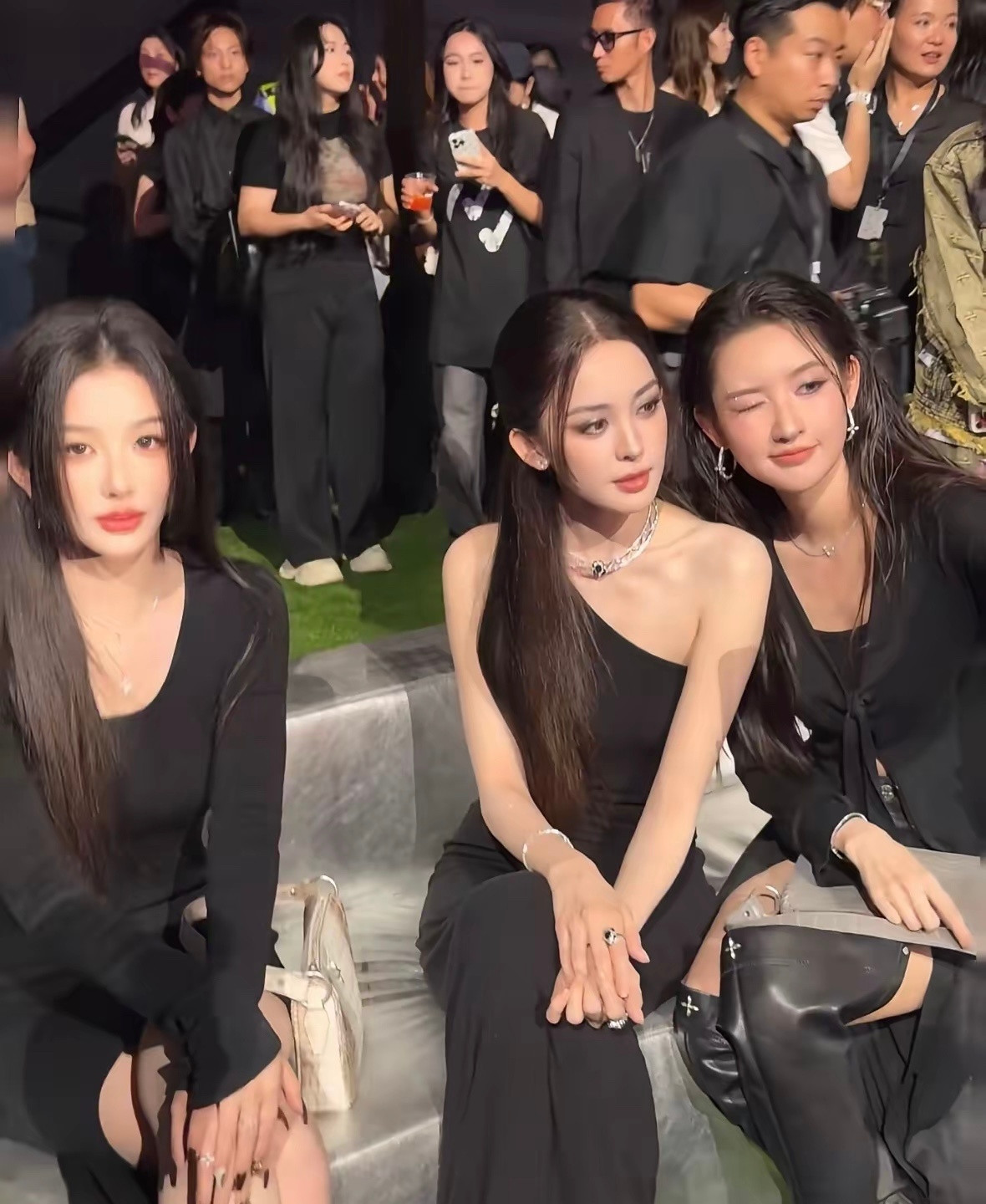 三位大美女合照，娜扎在中间好出众，美女们造型都干干净净清清爽爽。
