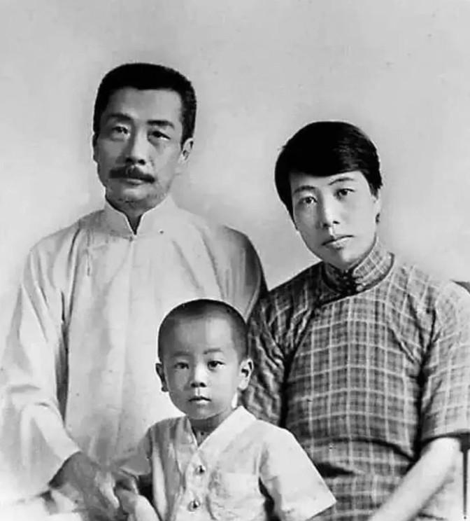 1929年，鲁迅避孕失败，儿子出生了。一直想丁克的他，看到儿子第一眼，忍不住撇嘴