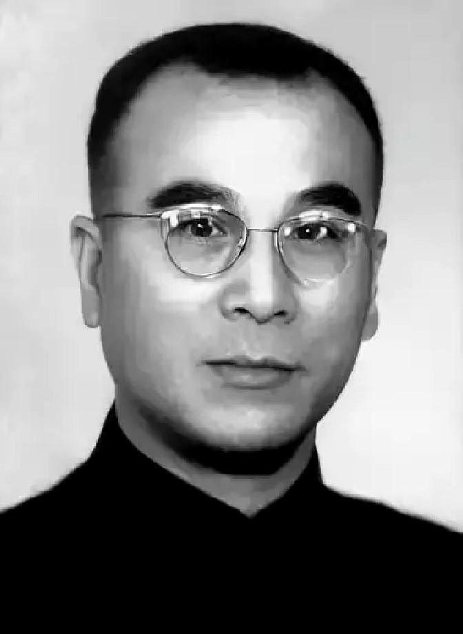 一万条人命，七天时间，手里连把枪都没有。一个穿着国民党制服的文职官员，硬是在解