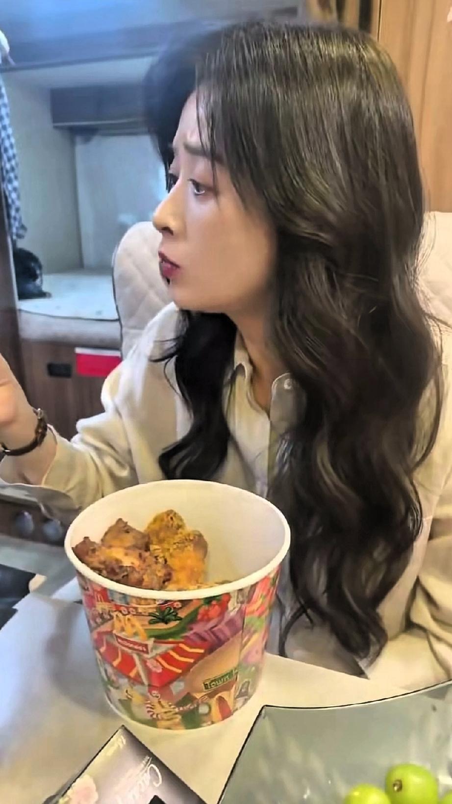 蒋欣的助理说，不让她吃肉她是真的跟我急，并问她你今天是不是都吃了八顿了？蒋欣也不