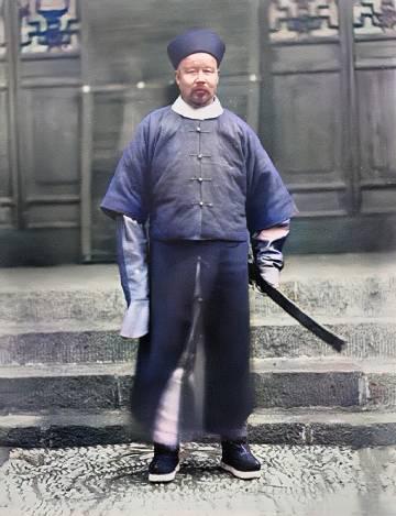 这位气宇轩昂的武将，出身贫寒，靠着双手打出人生最巅峰，成为封疆大吏。33岁参军