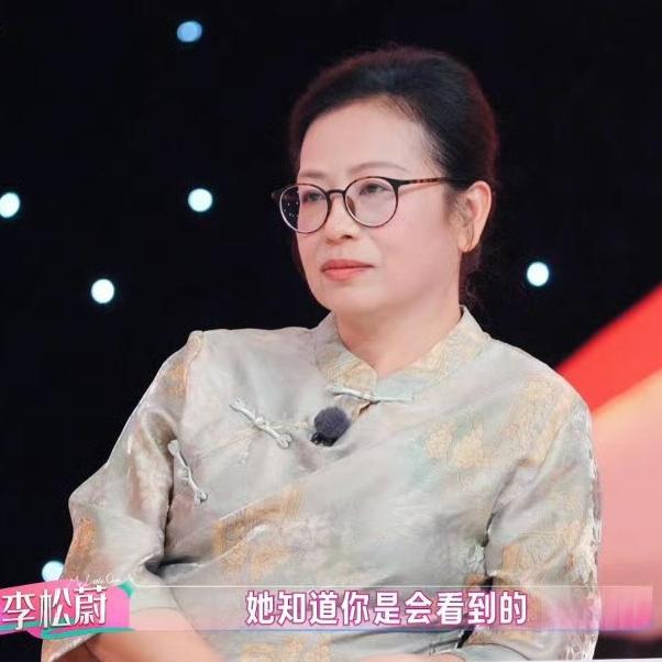 面相真的是个玄学，说得太准了，不信你看代露娃妈妈的面相，双唇紧闭，身体侧倚，